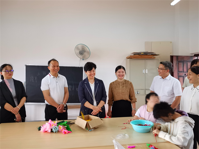 图为调研组在宾阳县特殊教育学校调研